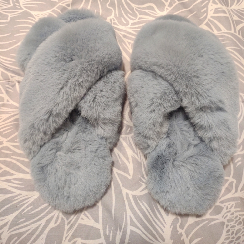 SALE NWOT Dillard's Size L 9/10 Super Soft Fluffy Slippers